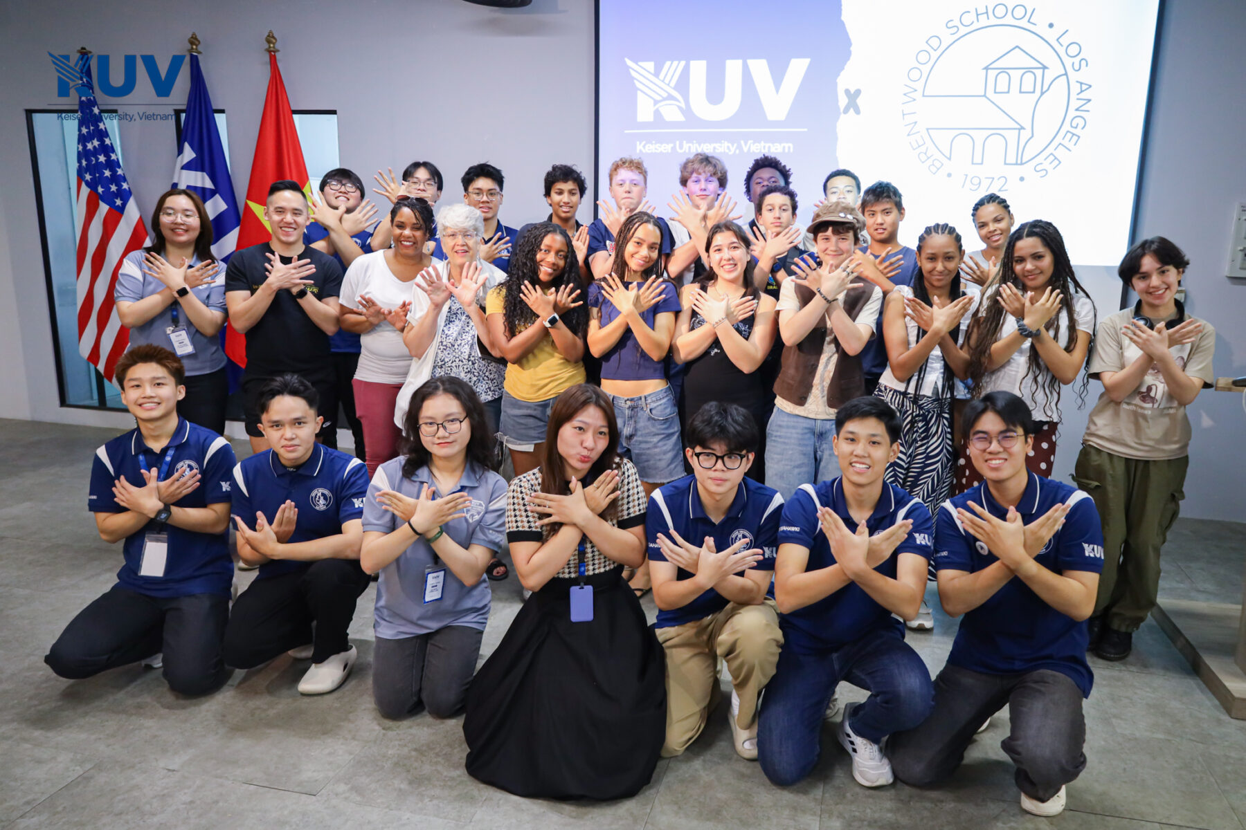 Học sinh Brentwood High School chụp ảnh lưu niệm cùng Ban Lãnh đạo trường